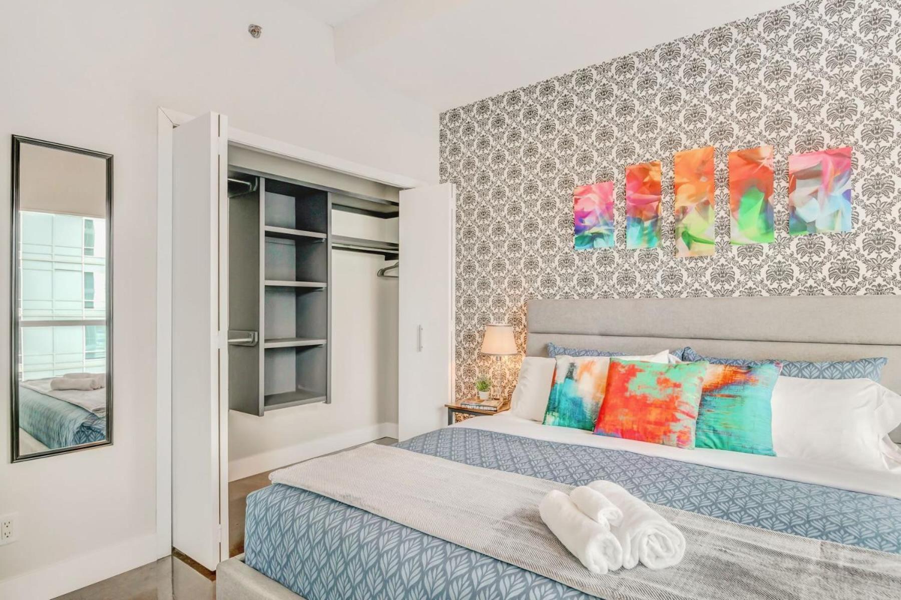 Luxury 2br - King Bed - Stunning Views Hébergement de vacances Calgary